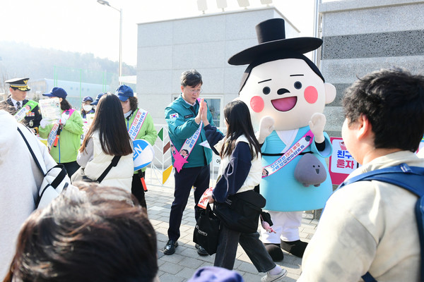 이민근 안산시장이 로보캅순찰대와 안전 등교길 캠페인을 펼쳤다 /사진제공=안산시