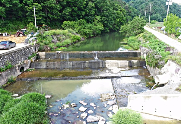 하천 수생태계 연속성 확보 시범사업에 선정된 개천천 양월2보 /사진제공=고성군