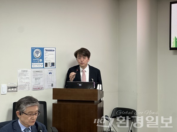 안영환 교수는 정부 주도 방식의 한계를 지적하며, 탄소프리 에너지에 프리미엄을 부여하는 시장 구조 전환과 탄소 가격 현실화를 통해 소비자 참여와 혁신을 유도해야 한다고 제안했다. /사진=박준영 기자