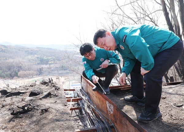 윤석대 한국수자원공사 사장(사진 앞쪽)이 산불 피해를 입은 안동시에 위치한 임하댐을 찾아 화재 발생 지역과 인접한 시설물을 점검하고 있다. /사진=한국수자원공사