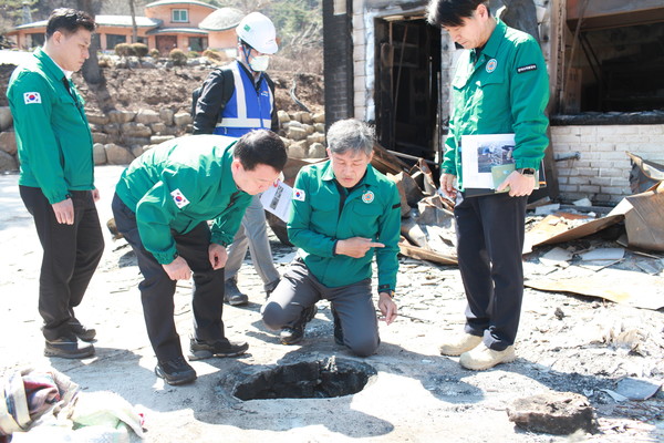 윤석대 한국수자원공사 사장이 산불 피해를 입은 청송군을 찾아 화재에 손실된 수도계량기를 확인하고 있다. /사진=한국수자원공사