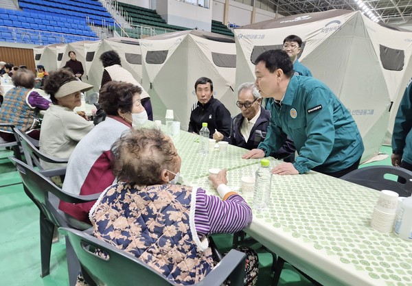 윤석대 한국수자원공사 사장과 임직원 봉사단이 산불피해 이재민이 머물고 있는 청송군의 청송국민체육센터를 찾아 식수 등 구호품을 전달하며 애로사항 등을 청취하고 있다. /사진=한국수자원공사
