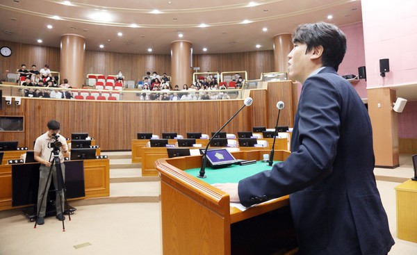 안양시의회를 방문한 평촌중학교 학생들에게 의회의 역할에 대해 설명하는 박준모 의장 /사진제공 = 안양시의회