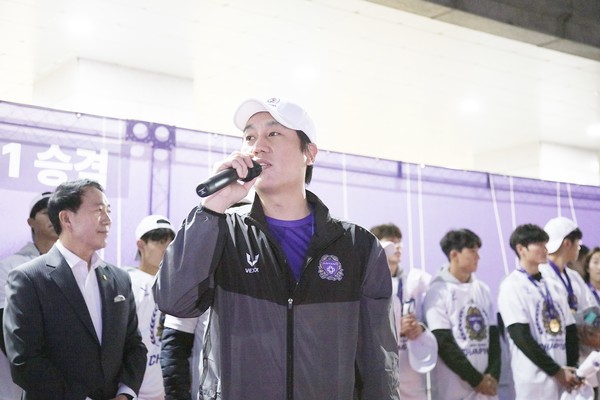 FC안양 1부 승격 기념 퍼레이드에 참석한 박준모 의장 / 사진제공=안양시의회