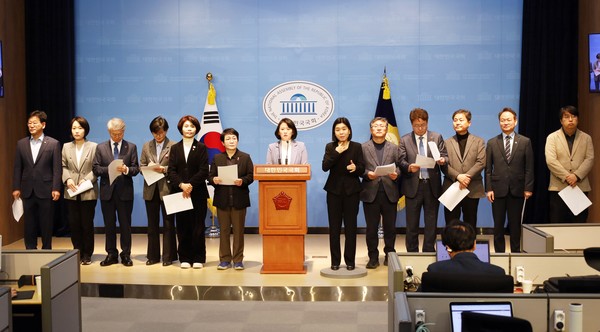 더불어민주당 기후행동의원모임 ‘비상’은 2일 기자회견을 통해, 영남 지역을 휩쓴 대형 산불 피해에 대한 복구와 지원에 국회가 총력을 다하는 한편, 반복되는 기후재난에 대응하기 위한 예산 확대와 지휘 체계 정비 등 전면적 대책 마련이 시급하다고 강조했다. /사진제공=이소영 의원실