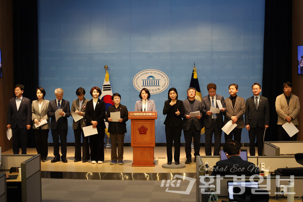 더불어민주당 기후행동의원모임 ‘비상’은 3일 기자회견을 통해, 반복되는 기후재난에 대응하기 위한 예산 확대와 지휘 체계 정비 등 전면적 대책 마련이 시급하다고 강조했다. /사진=이소영 의원실