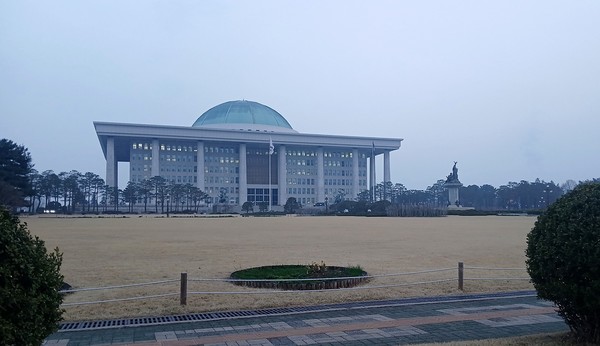 윤석열 대통령 탄핵 선고날 국회의 이른 아침 국회 본청. 흐린 날씨와 드문 인적에 평소와 다른 스산한 분위기마저 흐른다. /사진=김인성 국회기자 