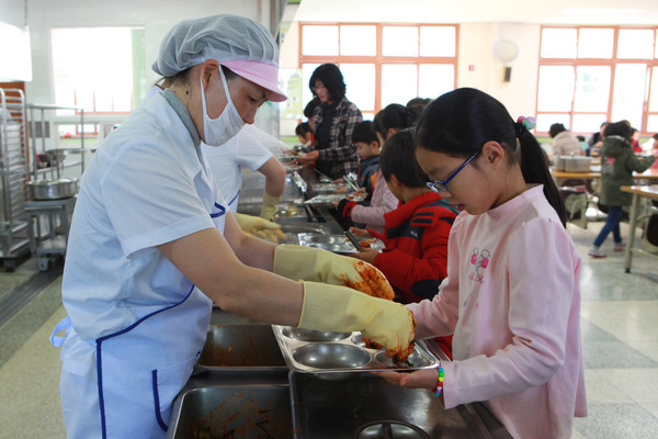 울진군이 고품질 식재료 지원으로 학교급식 지원 사업을 추진한다. /사진제공=울진군