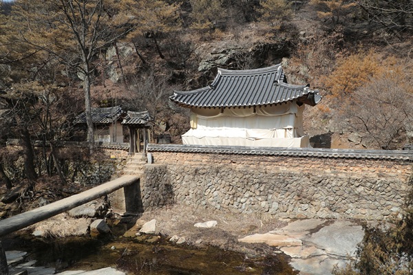 방염포를 두른 만휴정 전경  /사진제공=안동시