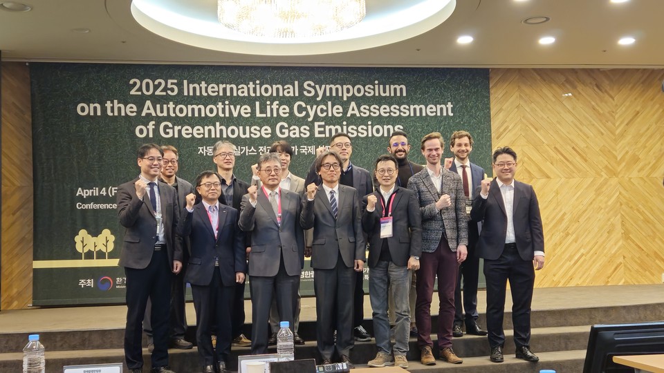 4월4일 열린 ‘2025 자동차 온실가스 전과정평가 국제 심포지엄’ 주요 참석자들이 기념촬영을 하고 있다. /사진=환경일보DB