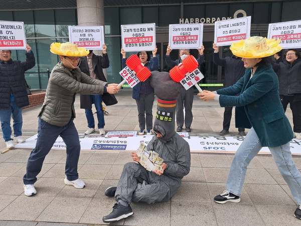 환경단체들이 3월25일 현대제철 주주총회가 열린 인천 하버파크호텔 앞에서 기자회견을 열고 현대제철 당진제철소의 LNG발전소 건설 중단과 구체적 탄소중립 이행계획 공개를 촉구했다. /사진=인천환경운동연합