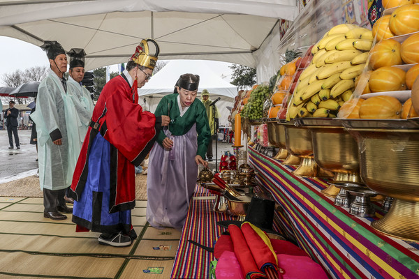 조승문 화성특례시 2부시장 5일 풍어제에 참석해 제례를 올리고 있다  /사진제공=화성특례시