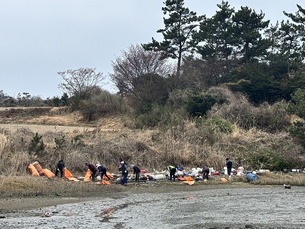 해양 쓰래기 수거 활동 /사진제공=신안군
