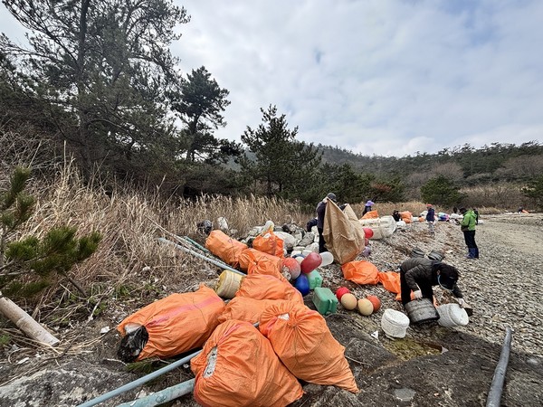장산면 해안가에서 수거한 해양 쓰래기 /사진제공=신안군