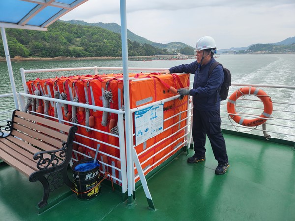 연안여객선 구명부기 점검 /사진제공=해양수산부