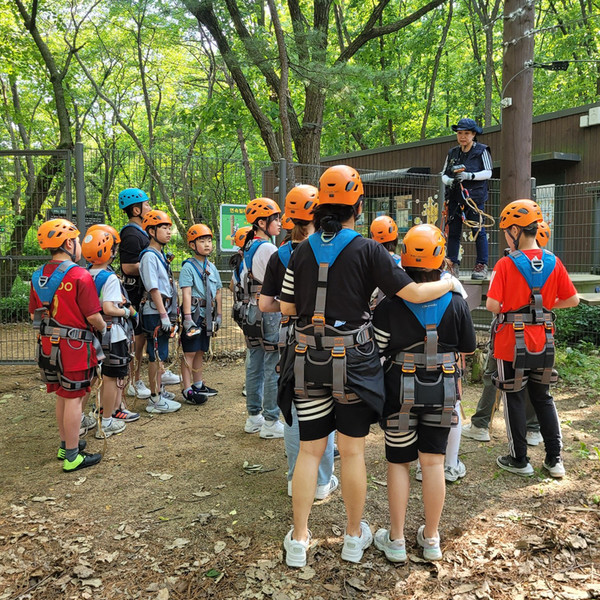 지난해 관악산 모험숲 프로그램에 참여한 청소년들 /사진제공=관악구