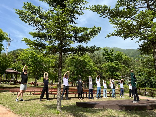 산업재해를 입은 근로자와 가족을 위한 산림치유 프로그램 '숲에서 행복한 우리 가족' 캠프의 참가자를 모집한다. /사진제공=한국산림복지진흥원