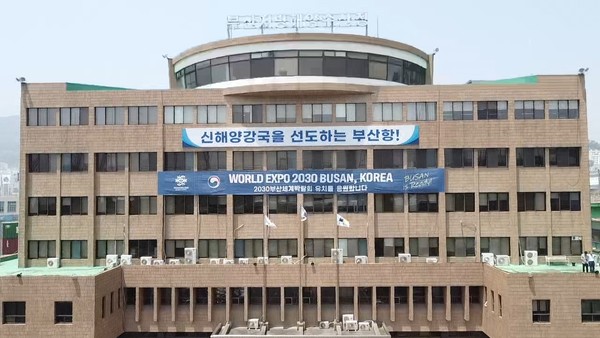 부산항 건설사무소 항만개발팀은 적극적으로 순환토사나 순환골재 의무사용을 지키겠다는 답변 대신 토석정보공유시스템 활용을 얘기했다. /사진제공=부산항 건설사무소