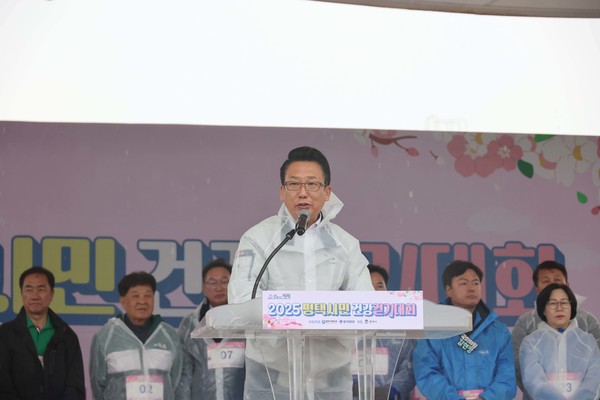 2025 평택시민 건강걷기대회에서 축사하는 강정구 평택시의회의장 /사진제공=평택시의회