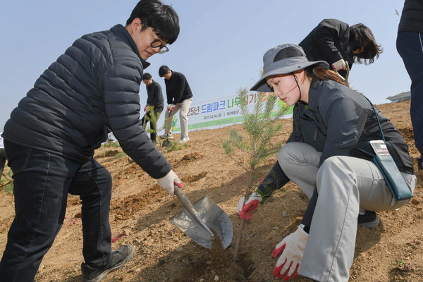 수도권매립지관리공사는 지난 5일과 6일 양일간 식목일을 기념해 산림 복원과 녹색환경 조성을 위한 나무 심기 행사를 진행했다고 밝혔다. /사진=수도권매립지관리공사