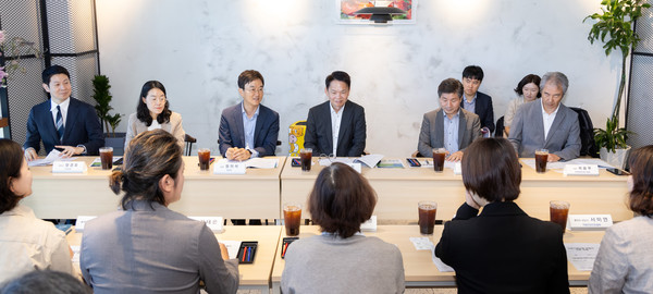 환경부 차관, 가습기살균제 피해구제 상담사 의견 청취 /사진=환경부