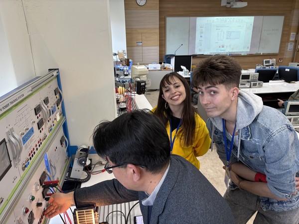 한국폴리텍대학 신기술교육원 전기과 김대욱교수가 영국 CCC 재학생들에게 태양광발전실습장비를 설명하고 있다. /사진제공=고용노동부