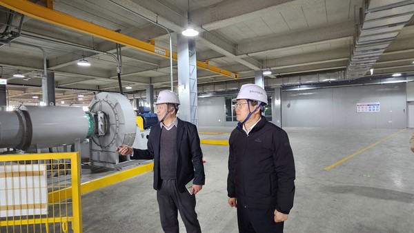 이상진 수도권대기환경청장(오른쪽)은 4월 8일 경기도 안산시 단원구 소재 한국수자원공사 환경에너지센터에 방문해 폐활성탄을 재생공정을 확인하고 있다. /사진=수도권대기환경청 제공