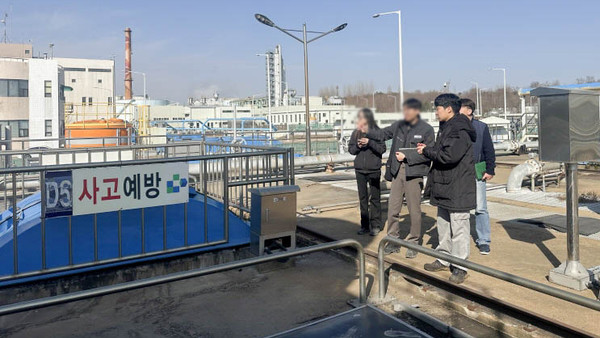 수도권매립지관리공사 관계자가 수도권매립지 침출수처리장에 방문한 지자체 매립시설 담당 공무원에게 기술지원을 하고 있다. /사진제공=수도권매립지관리공사