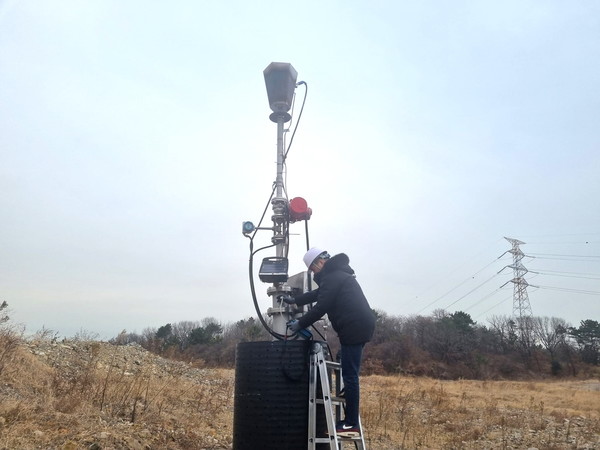 수도권매립지관리공사 관계자가 지자체 매립 현장에서 ‘간이소각기 자동개폐 및 모니터링 시스템’을 시범 운영을 하고 있다. /사진=수도권매립지관리공사