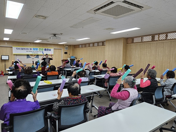 ‘희망! 건강충전소’ 이용 주민들 /사진제공=인동시