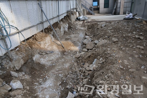 종로구 숭인동 72-9번지에서 진행 중인 공사현장에서 폐기물이 불법 매립됐다는 의혹이 제기됐다. /사진=박준영 기자