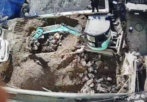 주민이 제보한 영상에서 굴착기가 폐콘크리트 덩어리를 구덩이에 매립하고 있는 현장을 확인할 수 있었다.