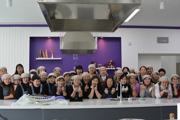 김밥 개발 실천 교육 /사진제공=신안군