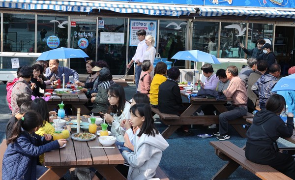 마량 놀토 수산 시장 /사진제공=강진군