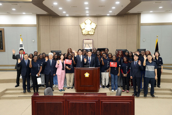 케냐 메리힐 고등학생 수원특례시의회 견학 /사진제공=수원특례시의회