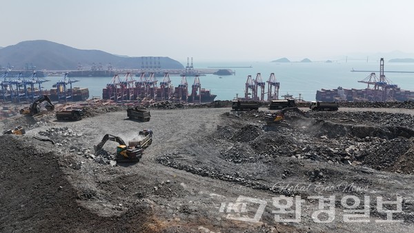 드론 촬영으로 살펴본 욕망산 제거 현장 곳곳은 비산먼지가 심각한 상황이었다. /사진=이왕용 기자 