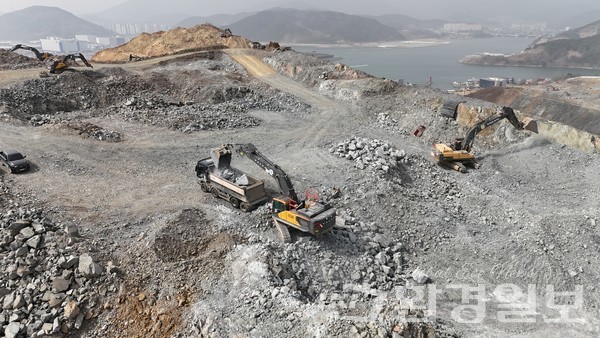 욕망산 정상부는 포크레인으로 암석을 들어올려 트럭에 상차해 외부로 내보내는 작업이 계속 진행 중이었다. /사진=이왕용 기자 