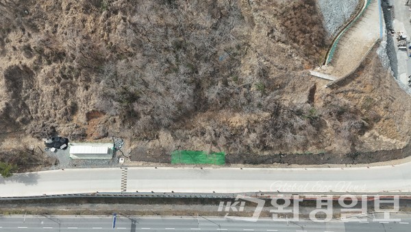 취재진은 10년 넘게 걸리는 공사라서 경사면 분진망 설치(위 분진망 설치 사진)에 더 각별한 주의가 필요하다고 강조했다. /사진=이왕용 기자 