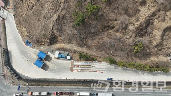 욕망산 경사면에 분진망이 설치되지 않은 구간 /사진=이왕용 기자 