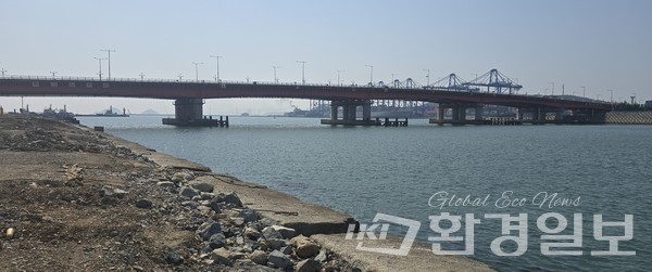 부산항만공사 항만건설실 담당자는 "웅천대교 바로 위 석재 반출장 암벽 길이는 130m로 사고 위험이 있어 올해 7월까지 200m로 늘릴 계획"이라고 밝혔다. /사진=이왕용 기자 