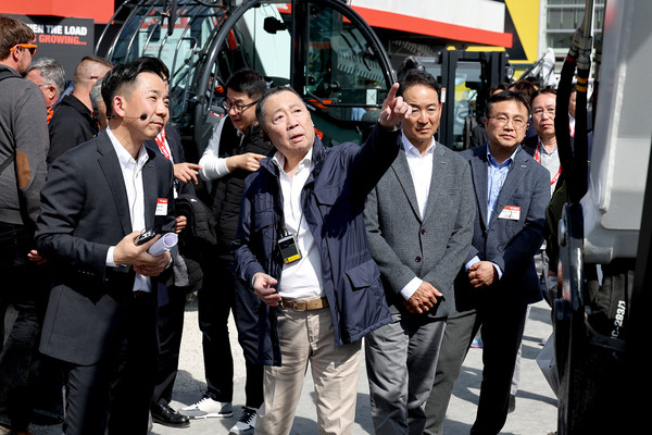 독일 건설기계 전시회 ’바우마 2025’를 찾은 박정원 두산그룹 회장 /사진제공=두산그룹