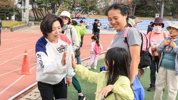 신계용 과천시장(왼쪽) 과천시 걷기 한마당 행사에 참여  /사진제공=과천시