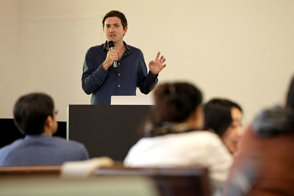 국제 환경단체 그린피스는 14일 서울 중구 정동에서 ‘전략적 기후 소송에 관한 글로벌 워크숍’을 열고, 정부와 기업의 기후위기 책임을 법적으로 묻는 각국의 시민 참여 사례를 공유했다. 기후 법률 지원단(CliDef)의 찰리 홀트 변호사가 그린피스 에너지트랜스퍼 SLAPP 소송 사례를 공유하고 있다. /사진=그린피스