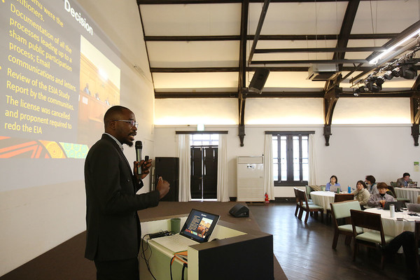 ‘전략적 기후 소송에 관한 글로벌 워크숍’에서 자연적 정의(Natural Justice)의 데일 파스칼 온얀고 변호사가 케냐 라무 석탄화력발전소 건설 허가를 무효화한 소송 사례를 공유하고 있다. /사진=그린피스