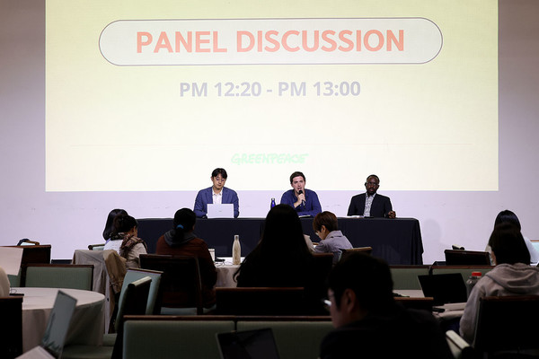 기후 법률 지원단(Global Climate Legal Defense, CliDef)의 찰리 홀트 변호사는 미국 에너지 기업 에너지트랜스퍼가 네덜란드에 있는 그린피스 인터내셔널과 그린피스 미국사무소를 상대로 제기한 SLAPP(전략적 봉쇄 소송) 소송을 소개했다. /사진=그린피스