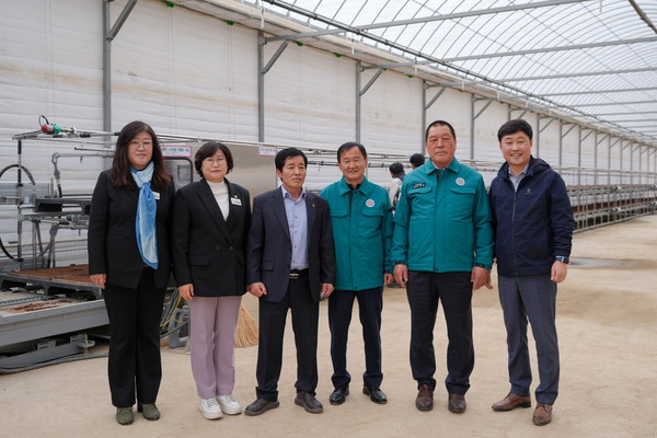 안성시의회, 육묘장 모내기 시연 현장 방문  /사진제공=안성시의회