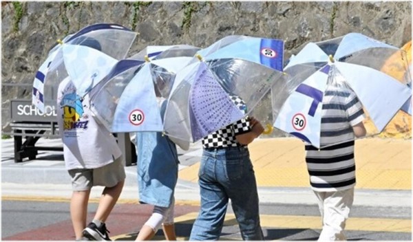 폐현수막을 활요한 공유우산(어린이 안전우산) /사진=환경부