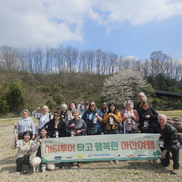 ‘시티투어버스 타고 행복한 아산 여행’에 참여한 세계 도자기 예술가들 / 사진제공=아산시