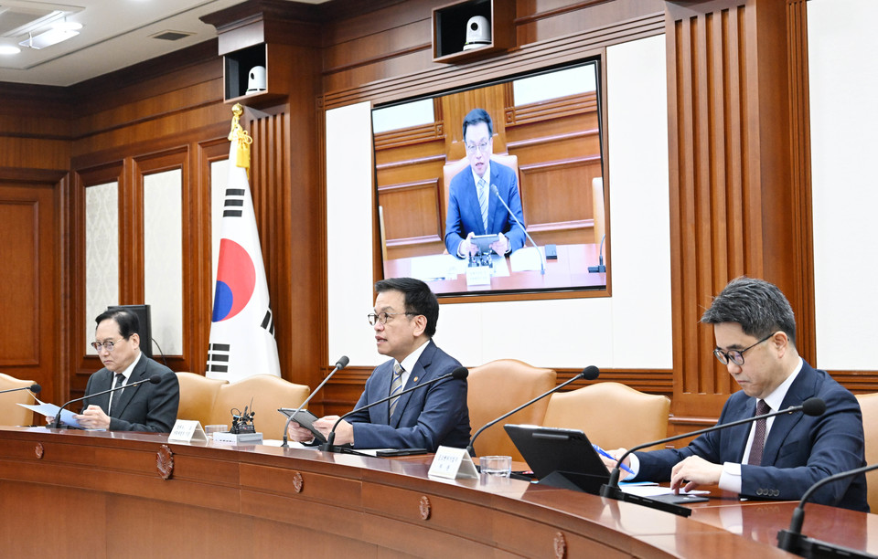 최상목 부총리 겸 기획재정부 장관이 4월 15일 서울 종로구 정부서울청사에서 열린 경제관계장관회의 겸 산업경쟁력강화관계장관회의를 주재하며 모두발언을 하고 있다. /사진제공=기획재정부