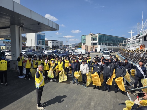 환경정비 활동에 참여한 유관단체, 지역어업인 /사진제공=경주시